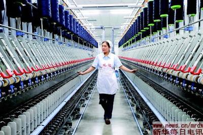 纱厂巧手女工范冬云代表:纺织业需要“智造”注入新血液